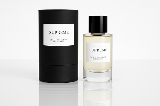 Parfum Supreme avec fond blanc et effet flaque d'eau